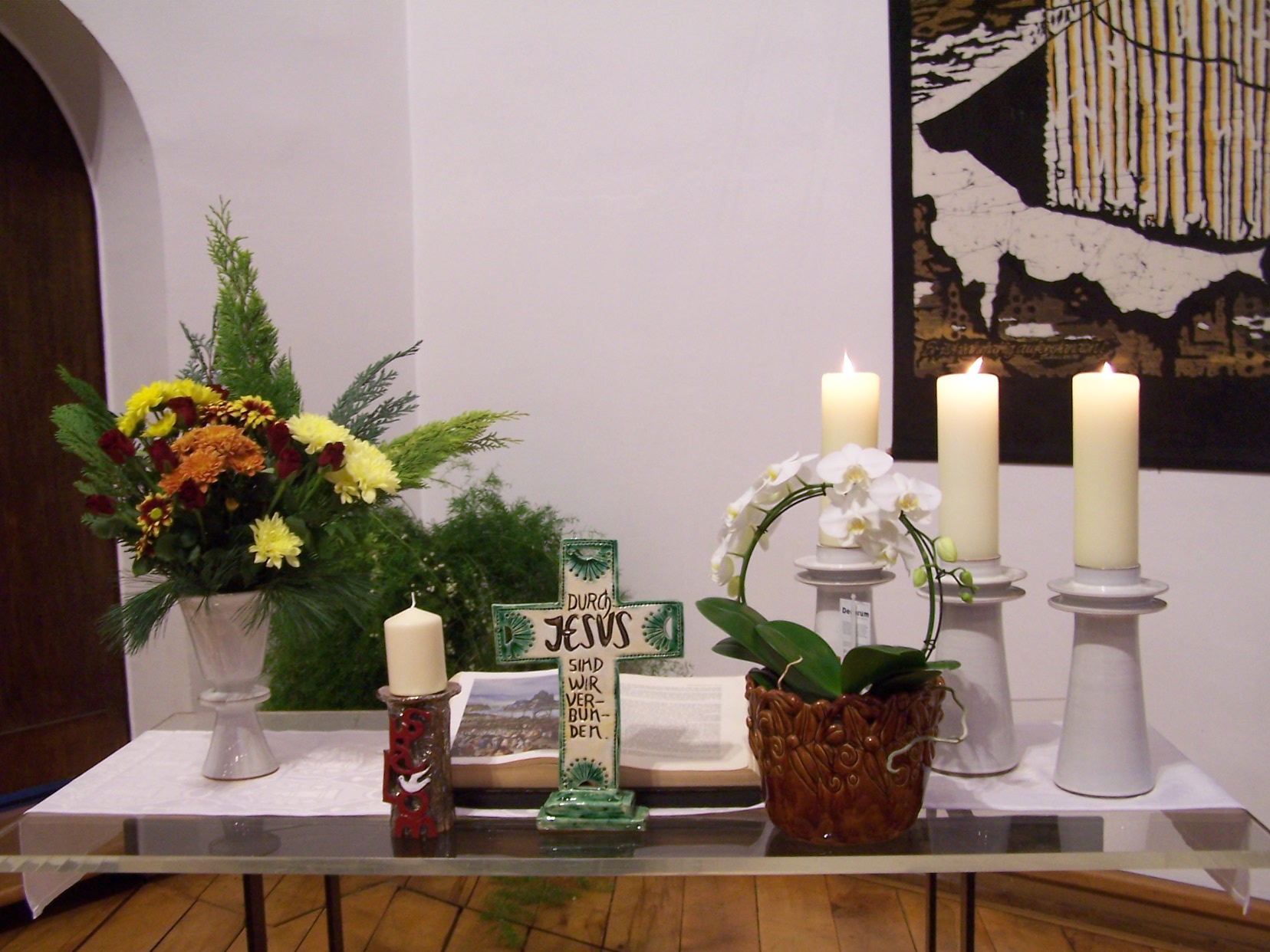 Dekorierter Altartisch Schönebeck. Fotos: Steffi Krettek