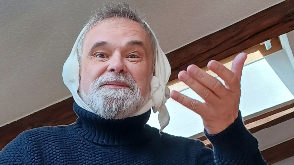 Andreas mit Windel um den Kopf