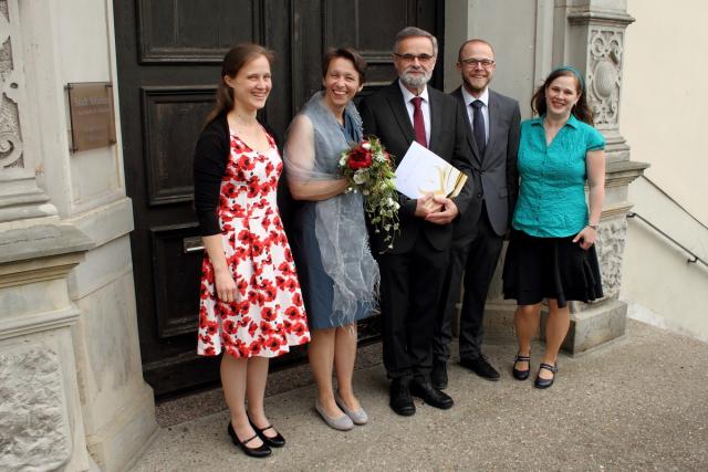 Claudia & Andreas mit seinen Kindern vor dem Standesamt Möckern