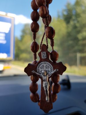 Rosenkranz im Auto
