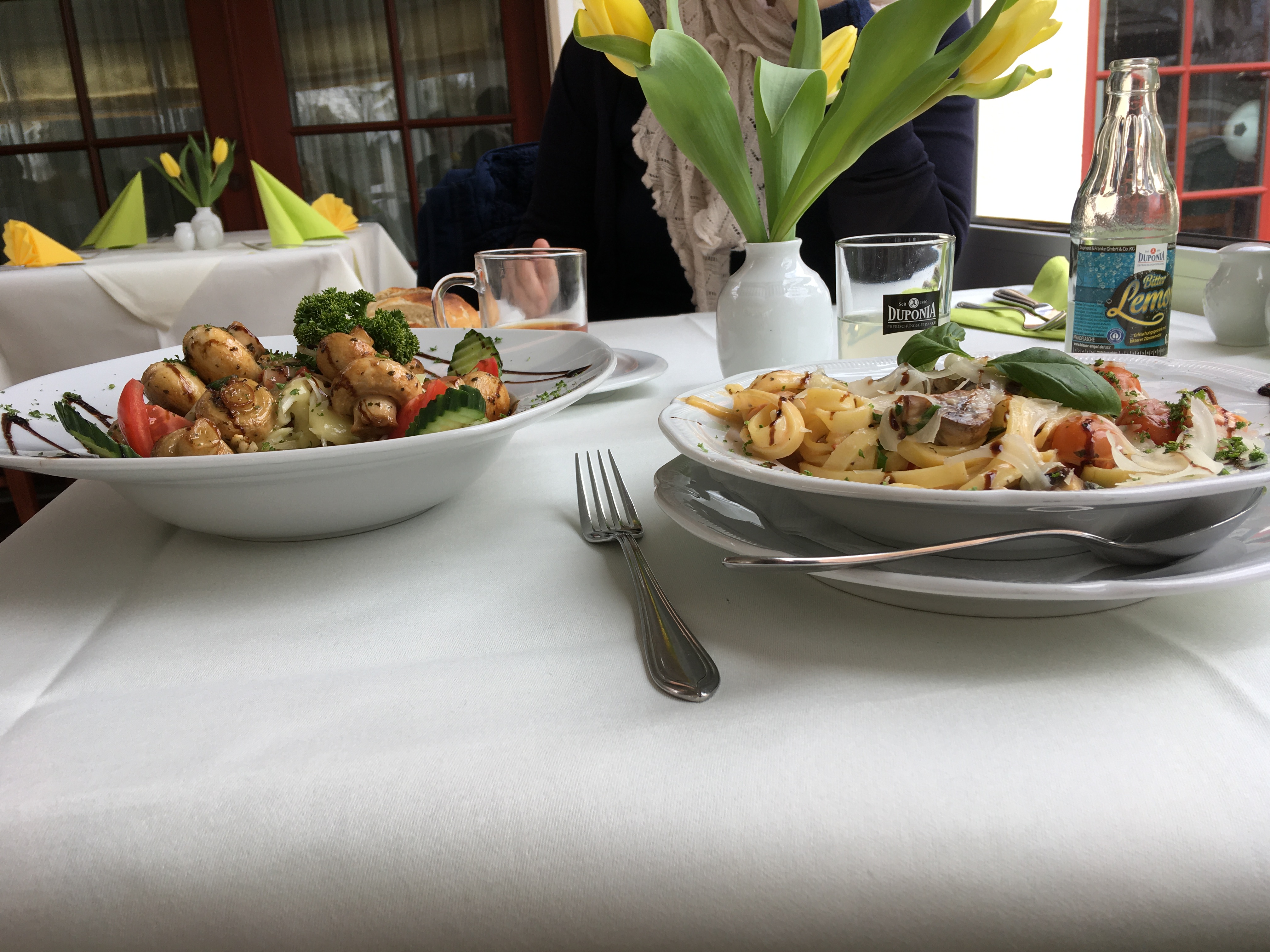 Seniorenteller im Vergleich zur Normalportion