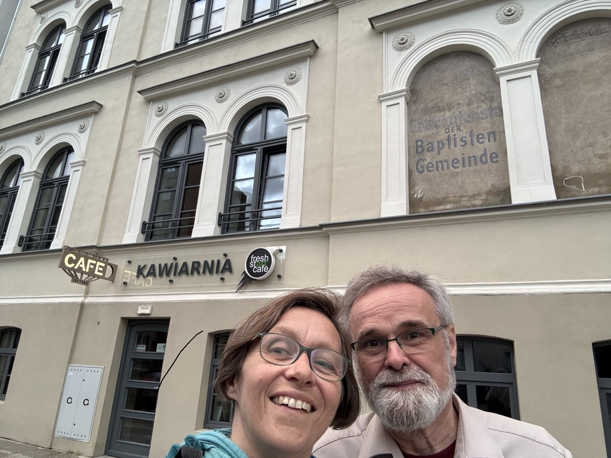 Claudia und Andreas vor der Baptistengemeinde Stettin
